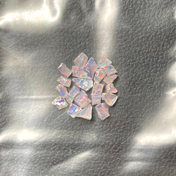 《合成オパール》(フローレスオパール) 原石 ピンク/赤斑 0.4g ⑫ 1枚目の画像
