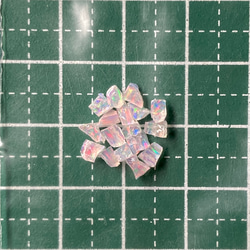《合成オパール》(フローレスオパール) 原石 ピンク/赤斑 0.4g ⑨ 2枚目の画像