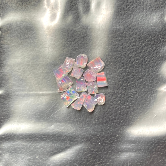 《合成オパール》(フローレスオパール) 原石 ピンク/赤斑 0.4g ⑧ 1枚目の画像
