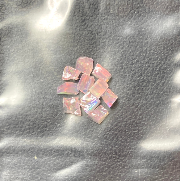 《合成オパール》(フローレスオパール) 原石 ピンク/赤斑 0.4g ⑤ 1枚目の画像