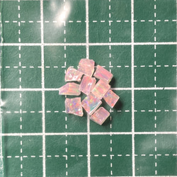 《合成オパール》(フローレスオパール) 原石 ピンク/赤斑 0.4g ⑤ 2枚目の画像
