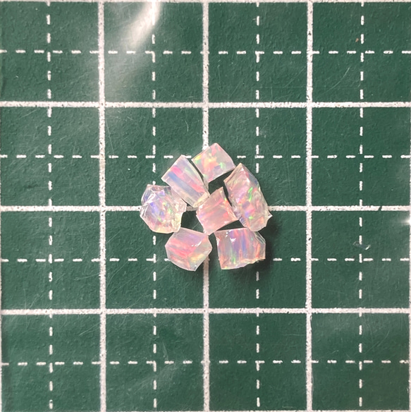 《合成オパール》(フローレスオパール) 原石 ピンク/赤斑 0.4g ③ 2枚目の画像
