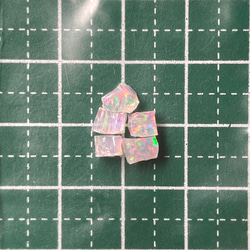 《合成オパール》(フローレスオパール) 原石 ピンク/赤斑 0.4g ② 2枚目の画像
