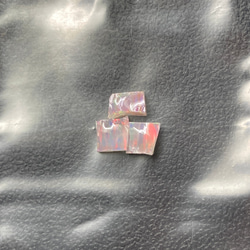 《合成オパール》(フローレスオパール) 原石 ピンク/赤斑 0.4g ① 1枚目の画像
