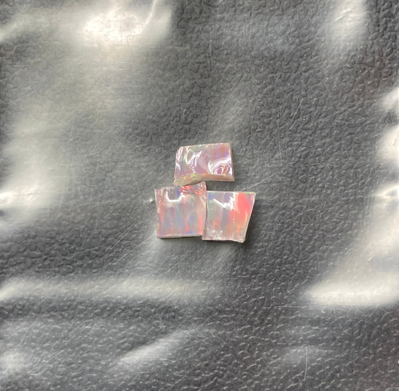 《合成オパール》(フローレスオパール) 原石 ピンク/赤斑 0.4g ① 1枚目の画像