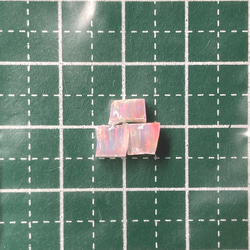 《合成オパール》(フローレスオパール) 原石 ピンク/赤斑 0.4g ① 2枚目の画像