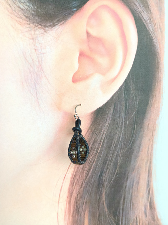 ☆黒革紐とブロンズのちいさいピアス(#1104) ピアス（フック・チェーン 