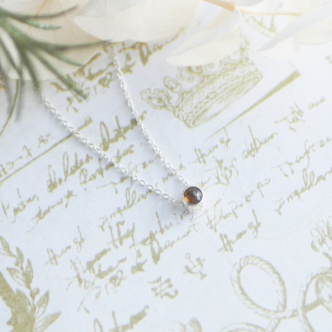 ダイヤモンドのネックレス　　brown round shape