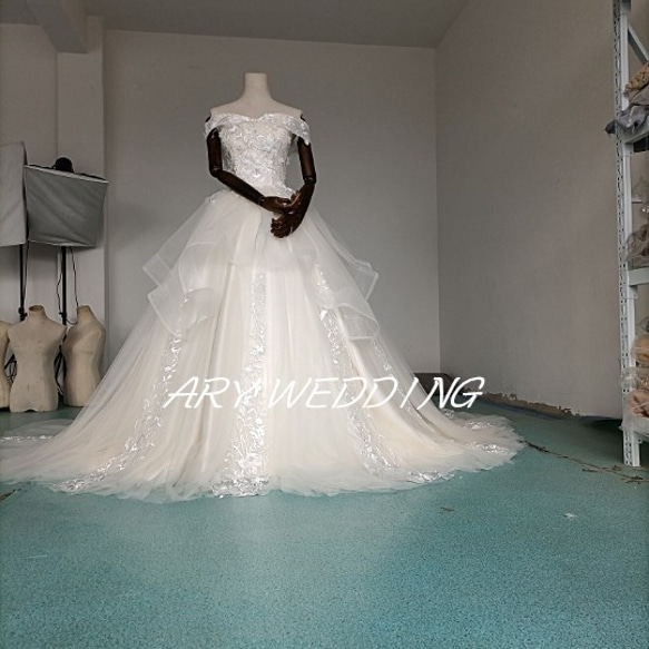 高品質！ウエディングドレス 薄シャンパン 華やかなトレーン 憧れの  