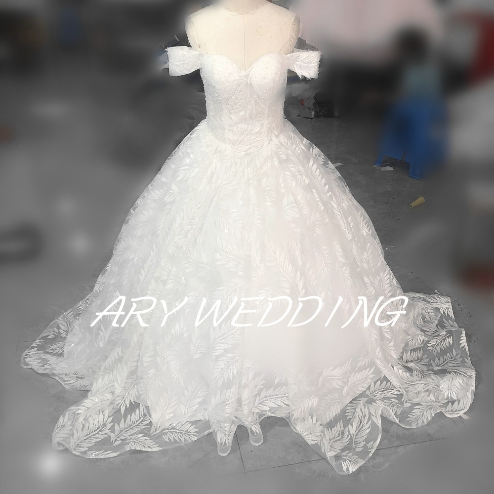 美品！オフショル ベアトップ トレーン リーフ刺繍 ウエディングドレス  結婚式 /披露宴/挙式