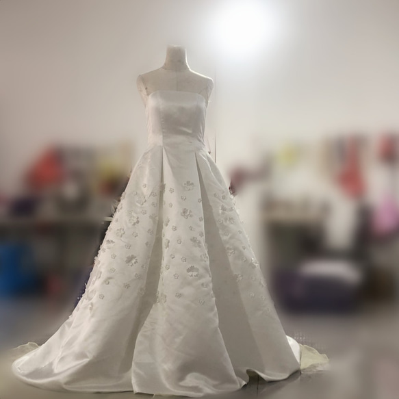 美品！ウエディングドレス ホワイト ベアトップ 光沢サテン 花モチーフ  