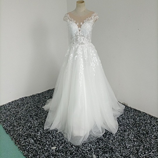 高品質！ウエディングドレス ホワイト Vネック 上質オーガンジー 3D立体レース刺繍 憧れのドレス