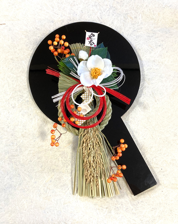 サンキライと白椿のお正月しめ縄飾り