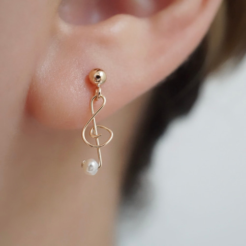 ピアス／イヤリング】「小さな音符」ト音記号 淡水パール 白 天然石