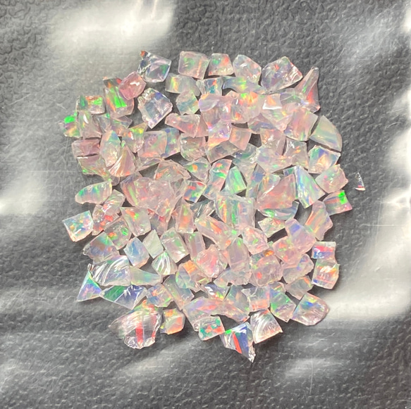 《合成オパール》(フローレスオパール) 原石 ベビーピンク/マルチ斑 1.4g ⑤ 1枚目の画像
