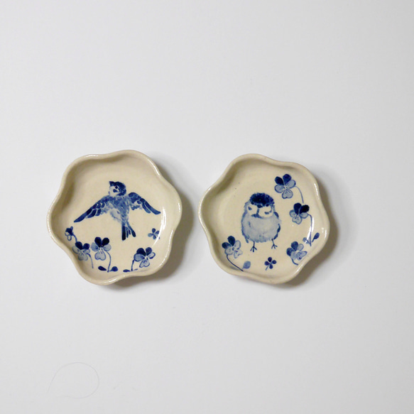 【ご注文分】輪花豆皿2枚セット「ビオラと雀」 4枚目の画像