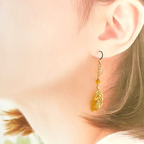 ルチルとゴールデンタイガーアイのフェザーピアス・:*+. ピアス  