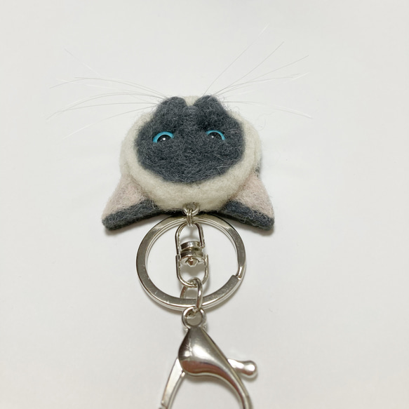 羊毛フェルト 猫キーホルダー シャム猫 ブルーポイント 4枚目の画像
