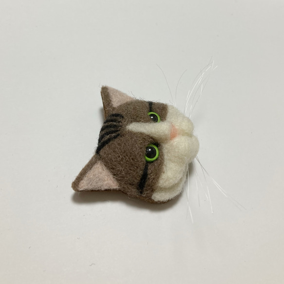 羊毛フェルト 猫ブローチ キジトラ白 3枚目の画像