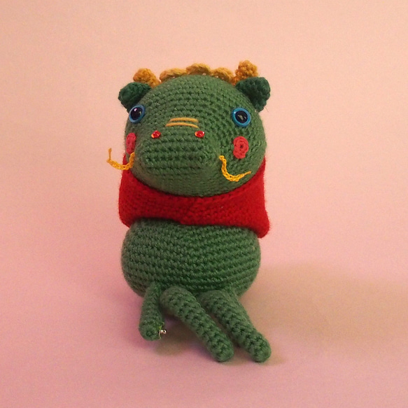 【干支の龍くん、鏡餅なのに体育座りが悩ましい】あみぐるみ インテリア雑貨 プレゼント 12枚目の画像