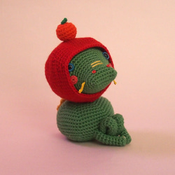 【干支の龍くん、鏡餅なのに体育座りが悩ましい】あみぐるみ インテリア雑貨 プレゼント 2枚目の画像