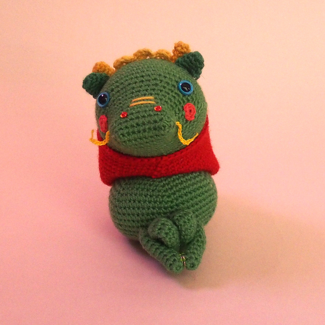 【干支の龍くん、鏡餅なのに体育座りが悩ましい】あみぐるみ インテリア雑貨 プレゼント