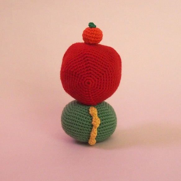 【干支の龍くん、鏡餅なのに体育座りが悩ましい】あみぐるみ インテリア雑貨 プレゼント 5枚目の画像