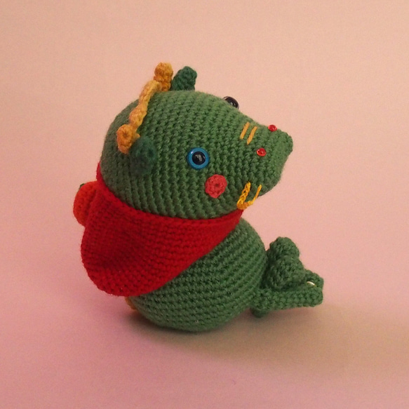 【干支の龍くん、鏡餅なのに体育座りが悩ましい】あみぐるみ インテリア雑貨 プレゼント 10枚目の画像