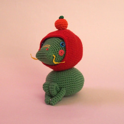 【干支の龍くん、鏡餅なのに体育座りが悩ましい】あみぐるみ インテリア雑貨 プレゼント 4枚目の画像