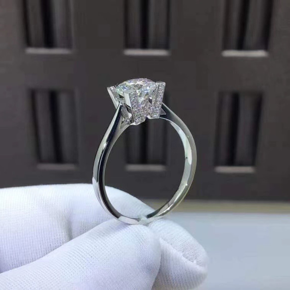 newデザイン】輝くモアサナイト ダイヤ リング K18WG 指輪・リング  