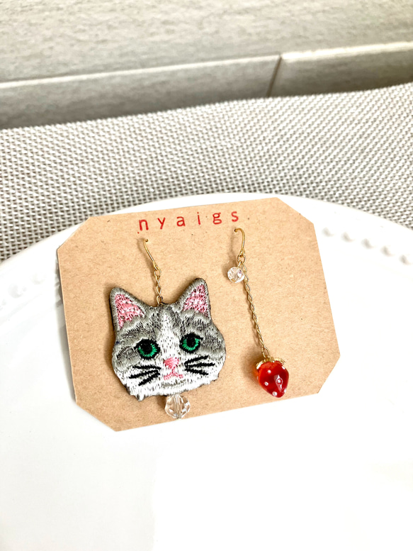 \新作/猫さん刺繍と揺れるいちごピアス✩.*˚ 5枚目の画像