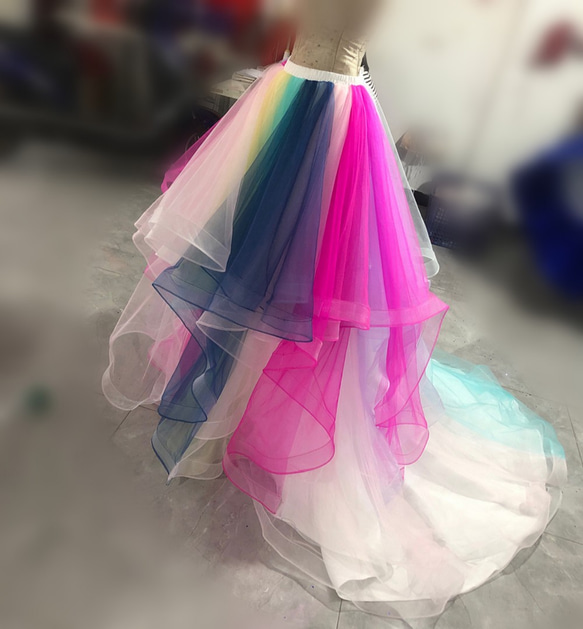 豪華！彩色彩虹罩裙罩衫適合婚紗禮服可供訂購 第1張的照片