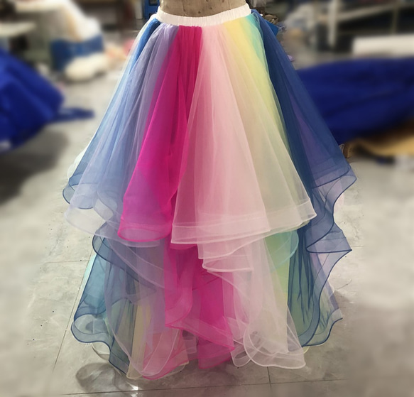 豪華！彩色彩虹罩裙罩衫適合婚紗禮服可供訂購 第2張的照片