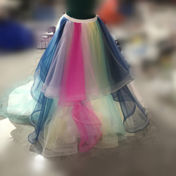 豪華！彩色彩虹罩裙罩衫適合婚紗禮服可供訂購 第5張的照片
