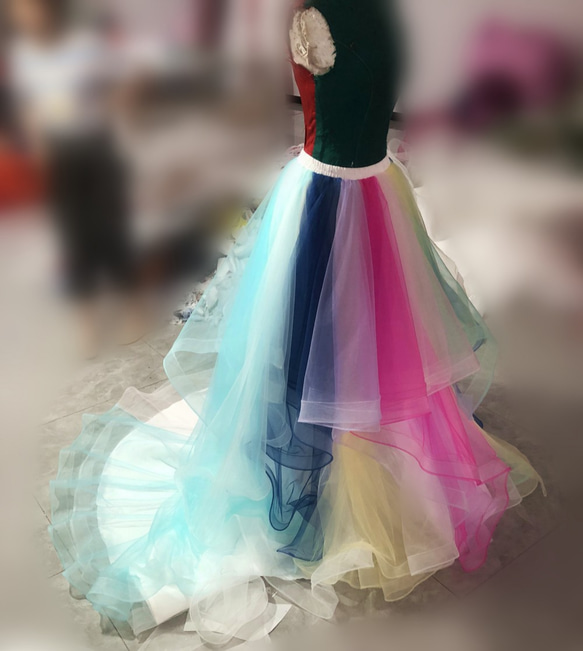 豪華！彩色彩虹罩裙罩衫適合婚紗禮服可供訂購 第4張的照片