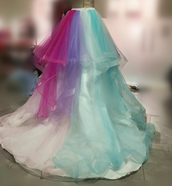 豪華！彩色彩虹罩裙罩衫適合婚紗禮服可供訂購 第6張的照片
