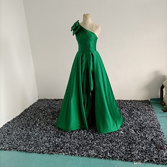 上品！ 頂ける パーティードレス 薄グリーン 薄緑 オフショルダー 床  