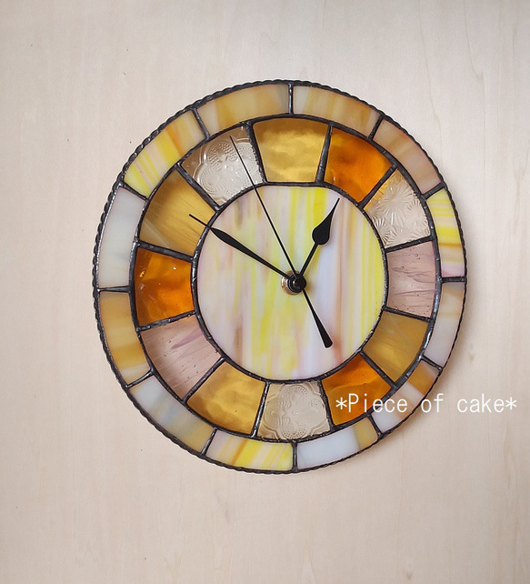 ステンドグラスの掛け時計＜シンプル12（イエロー）＞ (CL06A)＜壁掛け時計(スイープタイプ）クロック　12分割＞ 2枚目の画像