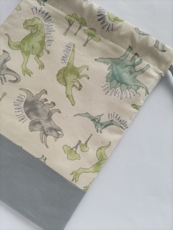 20×20  巾着  給食袋　手描き風タッチの恐竜　ダークグレー 4枚目の画像