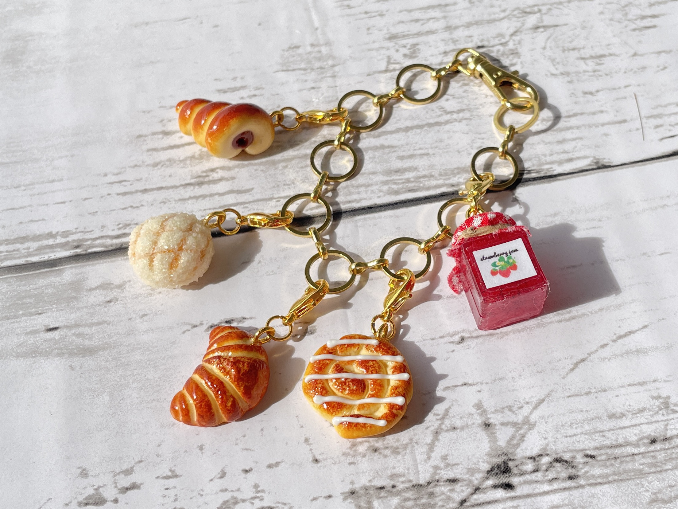 受注生産》焼き立てパンとイチゴジャムのバッグチャーム♡フェイク ... 【Pu-ka】 くまちゃんとバームクーヘン&イチゴムースのバッグチャーム