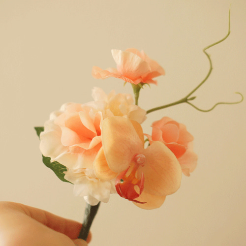 ダリアと胡蝶蘭のウェディングブーケ（オレンジ系）韓国風 和装にも