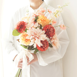 ダリアと胡蝶蘭のウェディングブーケ（オレンジ系）韓国風　和装にも　アーティフィッシャルフラワー使用 1枚目の画像