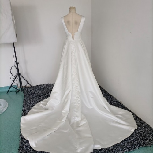 上品！ウエディングドレス オフホワイト プリンセスライン Vネック  