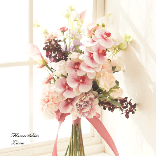 ウェディングブーケ　アーティフィシャルフラワーブーケ　胡蝶蘭　カラー　ピンク ほんのりピンクの胡蝶蘭キャスケードブーケ 透明感 アーティ