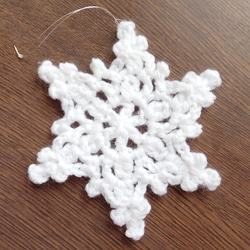 ＊雪の結晶＊かぎ針編みで編んだ真っ白スノーフレークのモチーフ編み(ラージサイズ) 8枚目の画像