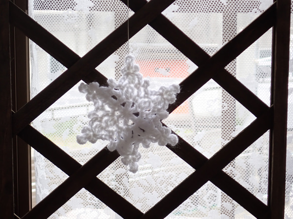 ＊雪の結晶＊かぎ針編みで編んだ真っ白スノーフレークのモチーフ編み(ラージサイズ) 6枚目の画像
