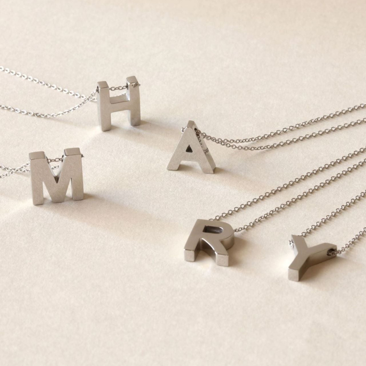 イニシャルのネックレス　アレルギーフリー　ステンレスネックレス　送料無料　N1330