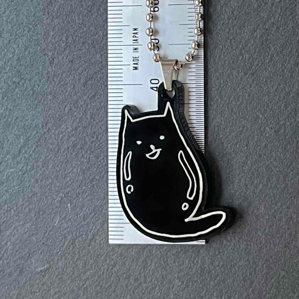 【ニヒルな笑みのつやつやねこ】ブラックアクリルキーホルダー（小）／猫　シュール　可愛い　ポップ　ユニーク　個性的 6枚目の画像