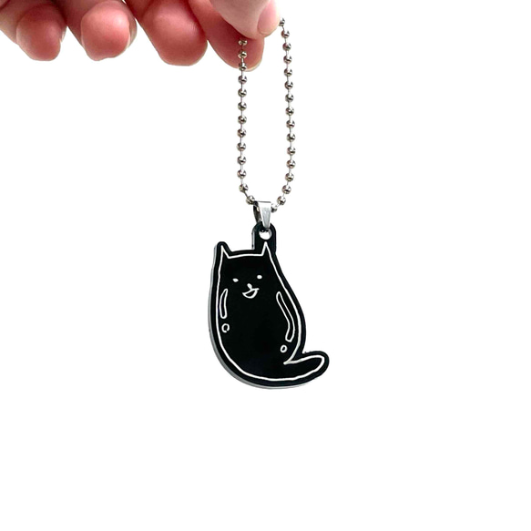 【ニヒルな笑みのつやつやねこ】ブラックアクリルキーホルダー（小）／猫　シュール　可愛い　ポップ　ユニーク　個性的 2枚目の画像