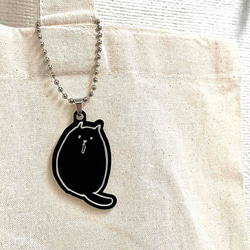 【ロゴにいるねこ】ブラックアクリルキーホルダー（小）／猫　シュール　可愛い　ポップ　ユニーク　個性的　イラスト 3枚目の画像